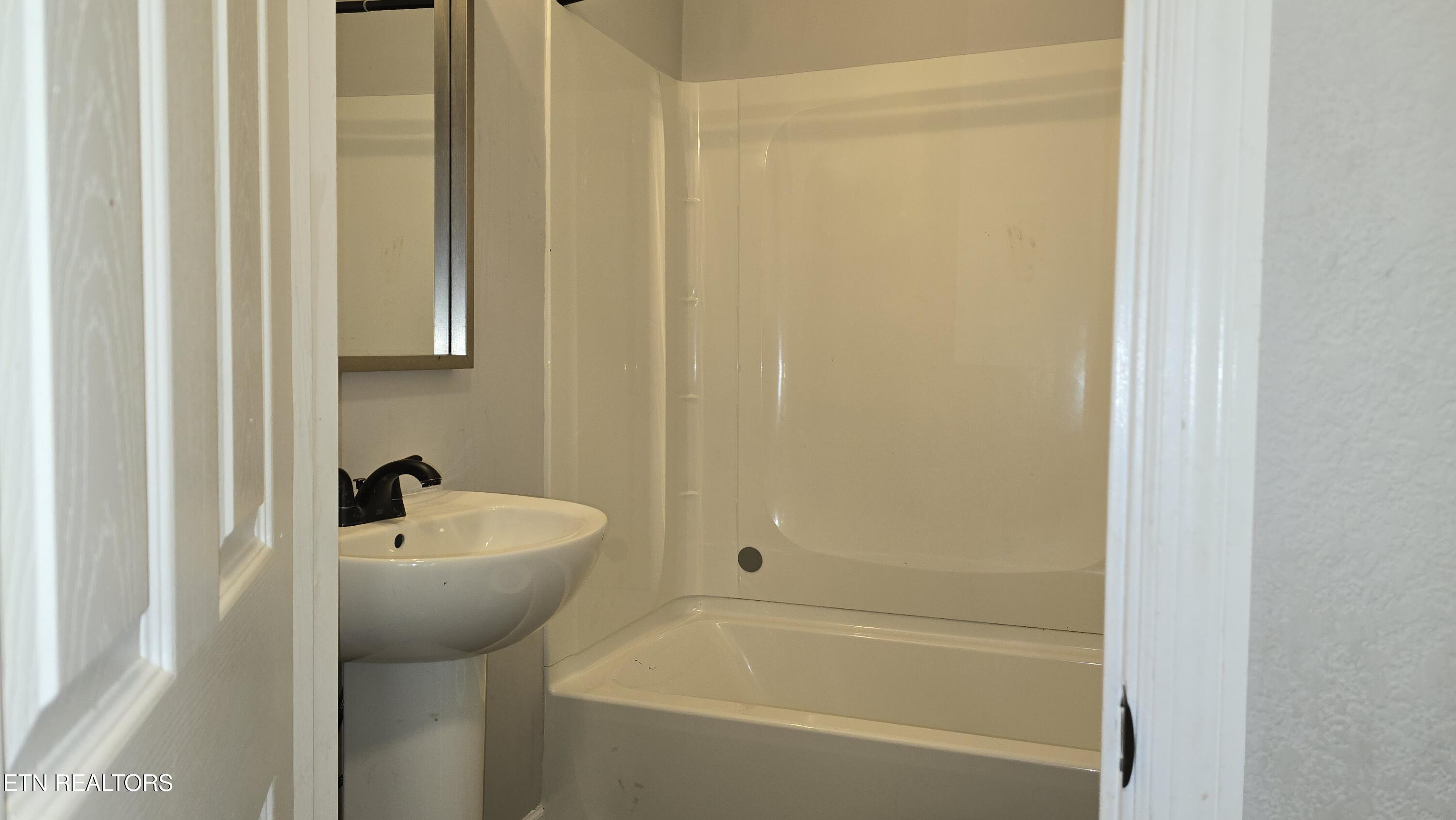 605 Guille Street Athens, TN 37303 - Photo 14 of 34 20250715_125928