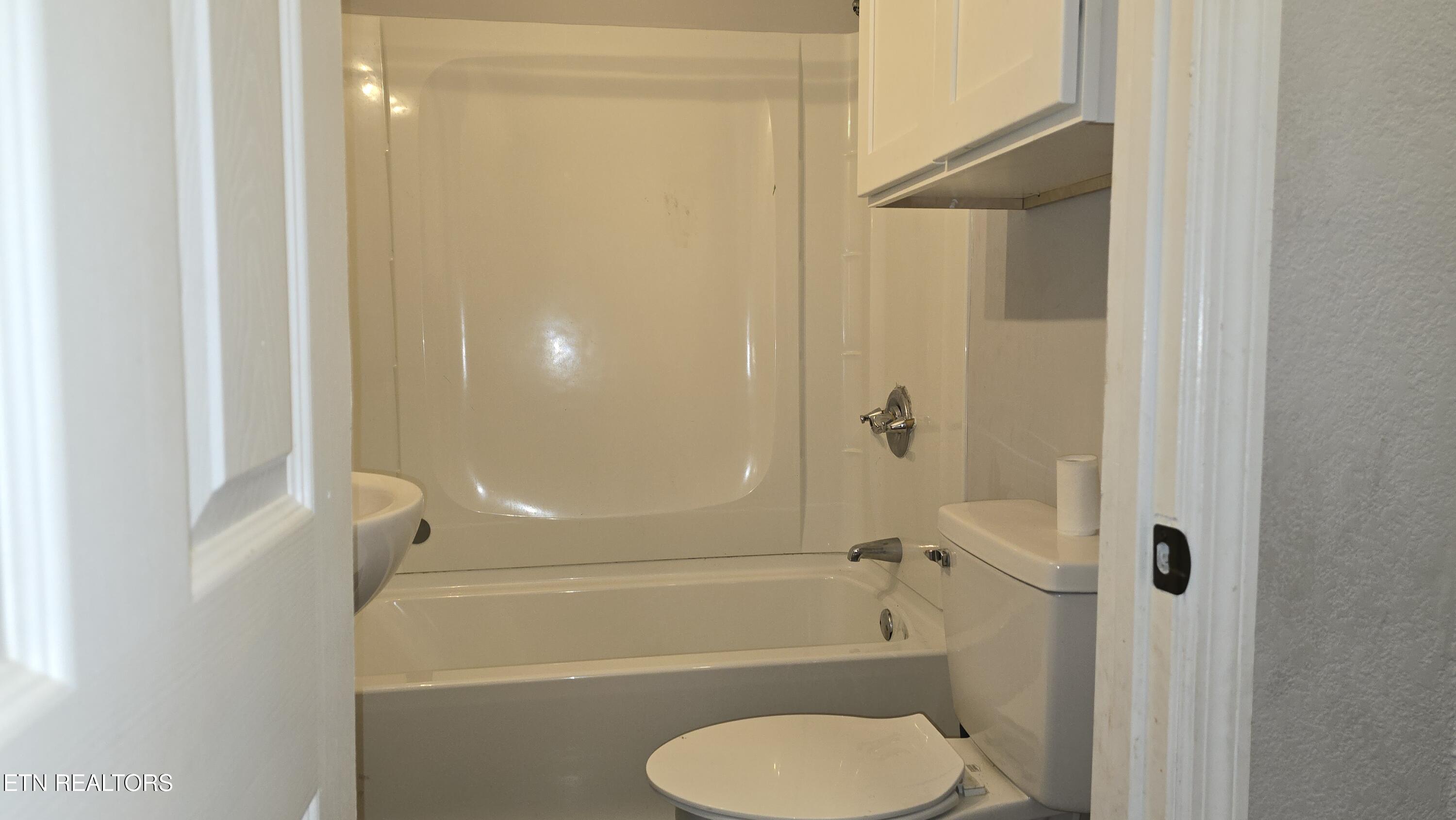 605 Guille Street Athens, TN 37303 - Photo 15 of 34 20250715_125937