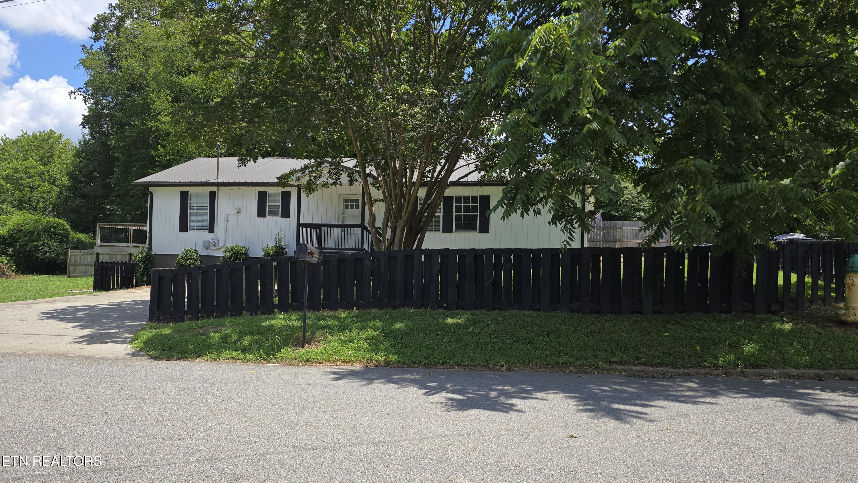 605 Guille Street Athens, TN 37303 - Photo 2 of 34 20250715_130513