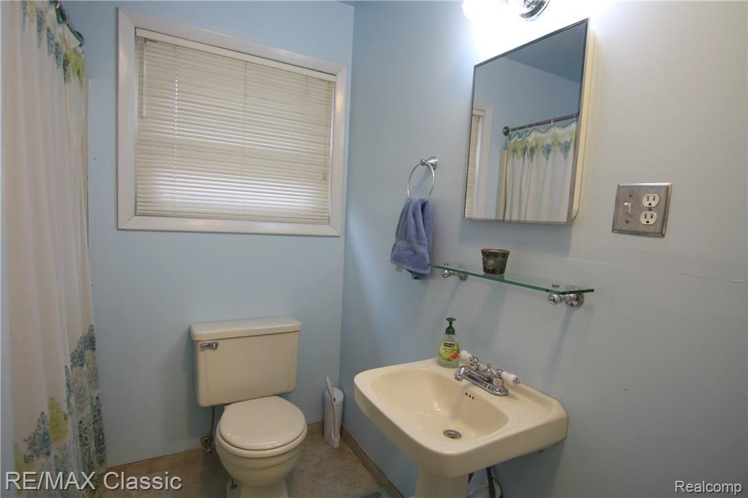 536 Glenwyth Road Brighton, MI 48116 - Photo 24 of 24 Glenwyth Rd Upper Full Bath.jpg