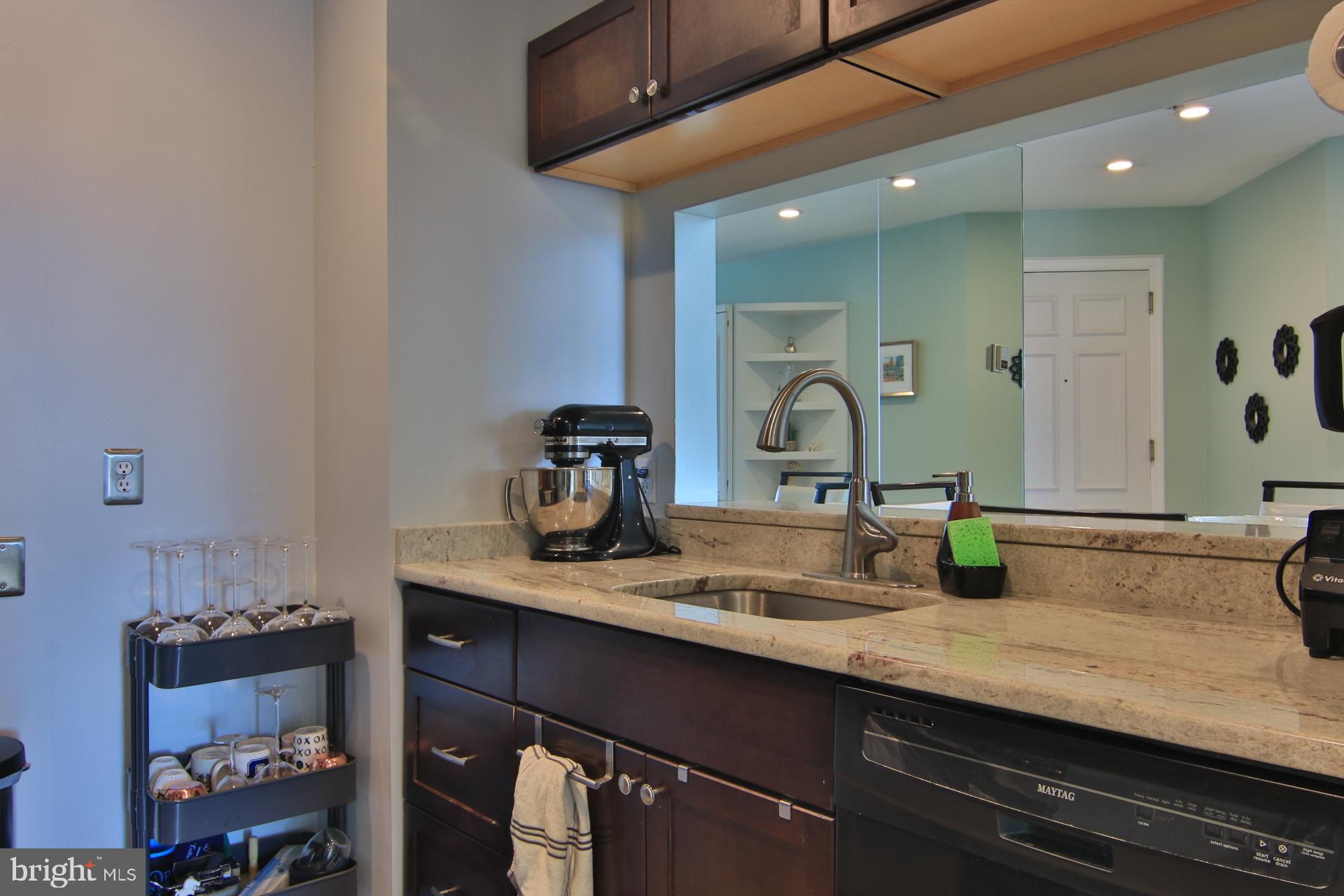 100 Harborview Drive, Unit 306 Baltimore, MD 21230 - Photo 14 of 29 Updated Kitchen, Dining Counter