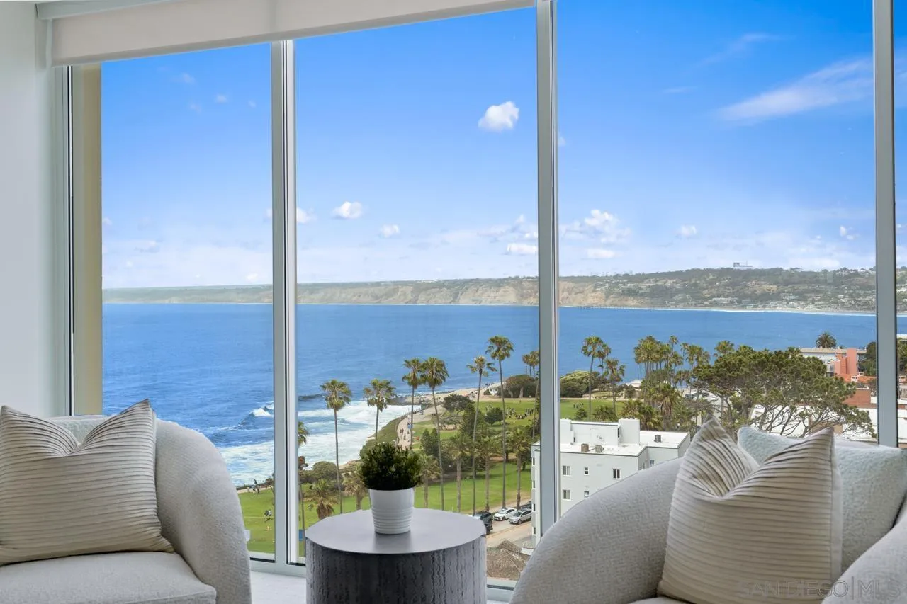 939 Coast La, Unit 16G La Jolla, CA 92037 - Photo 36 of 69 a living room with furniture