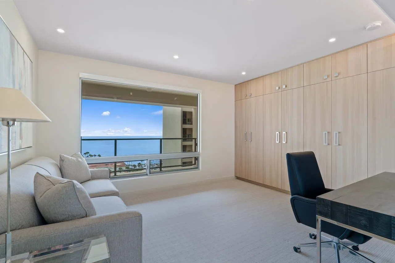 939 Coast La, Unit 16G La Jolla, CA 92037 - Photo 46 of 69 a living room with furniture and a lamp