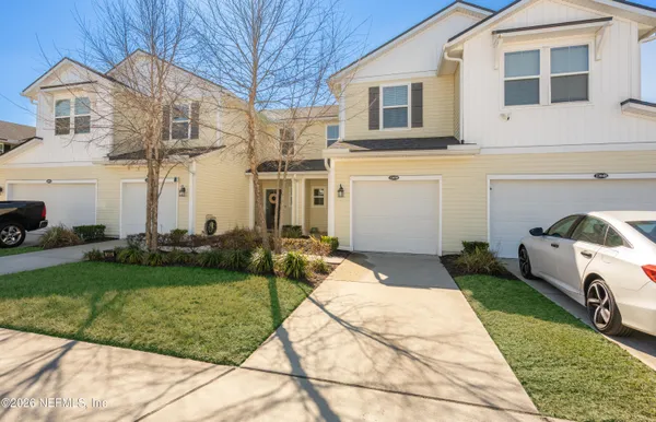 a white building that has a lot of windows on it