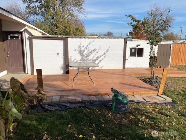 9016 Bong Loop, Unit B Moses Lake, WA 98837 - Photo 6 of 19 a backyard of a house with lots of green space