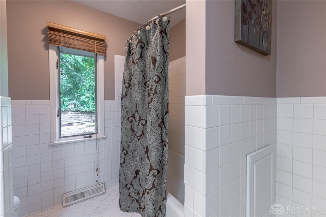 210 Alamo Road Middletown, OH 45042 - Photo 20 of 45 Hall Bath