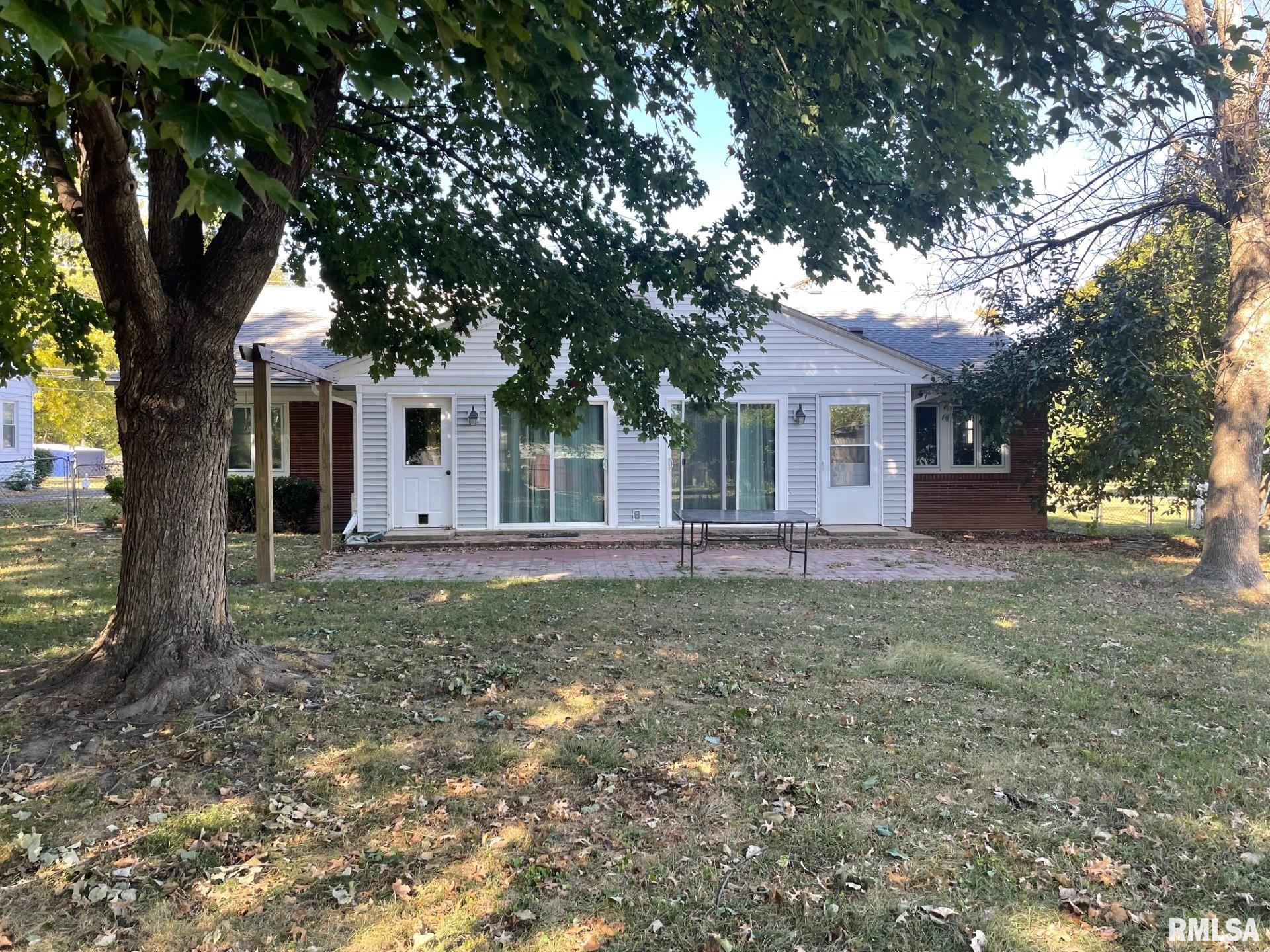 413 West Grant Street Pittsfield, IL 62363 - Photo 2 of 22