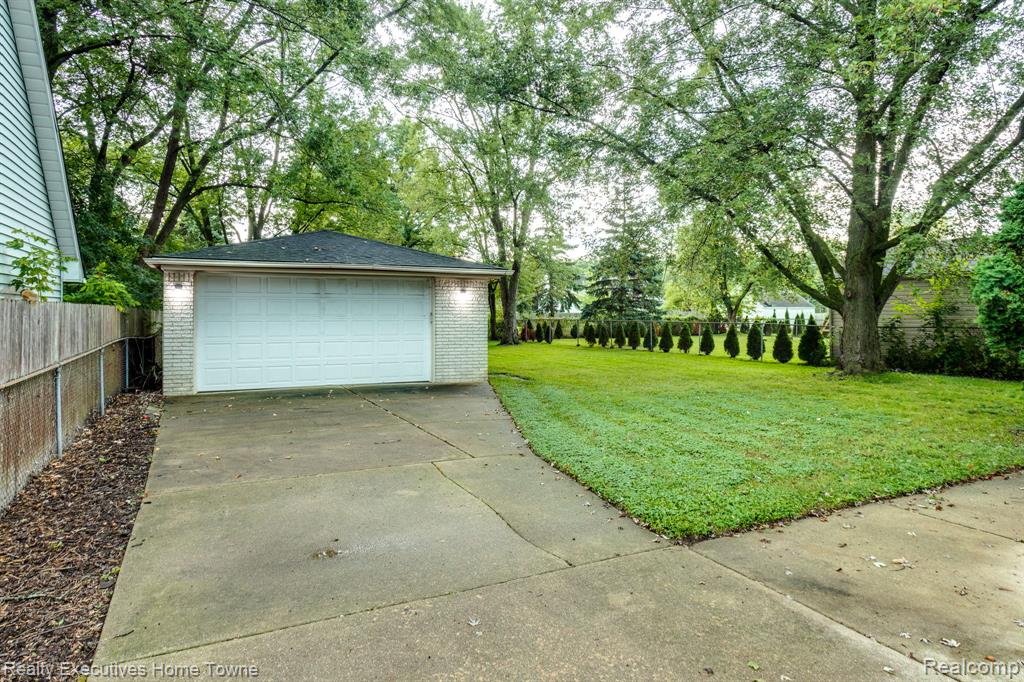 2448 Oakcrest Road Sterling Heights, MI 48310 - Photo 2 of 28