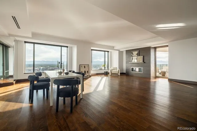a view of entryway with a bathtub