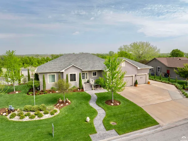 $469,900 | 216 Kisiwa Village Road, Hutchinson, KS 67502