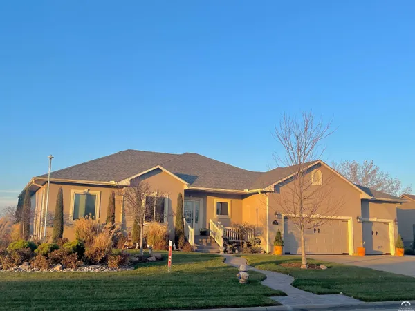 $469,900 | 216 Kisiwa Village Road, Hutchinson, KS 67502