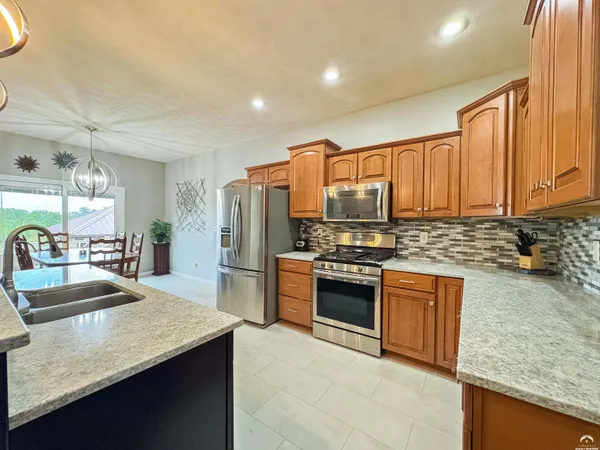 $469,900 | 216 Kisiwa Village Road, Hutchinson, KS 67502