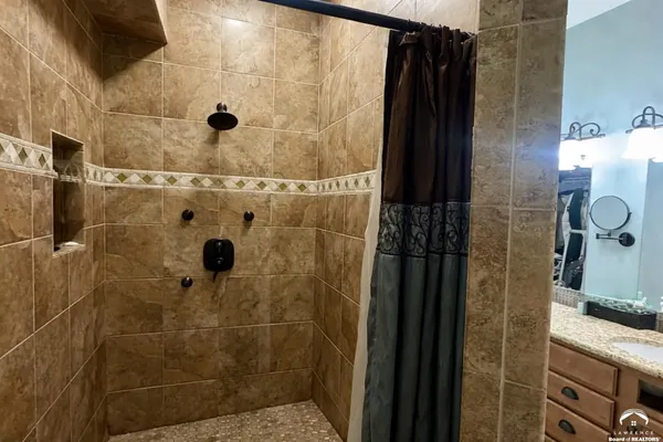 $469,900 | 216 Kisiwa Village Road, Hutchinson, KS 67502