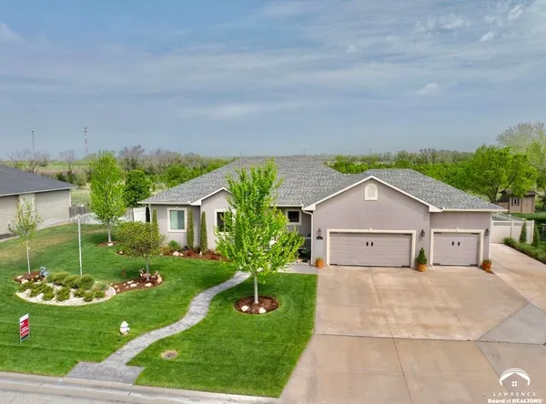 $469,900 | 216 Kisiwa Village Road, Hutchinson, KS 67502