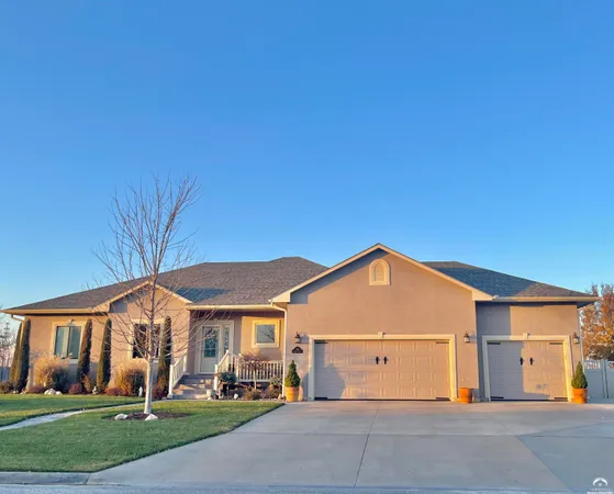 $469,900 | 216 Kisiwa Village Road, Hutchinson, KS 67502