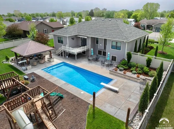 $469,900 | 216 Kisiwa Village Road, Hutchinson, KS 67502