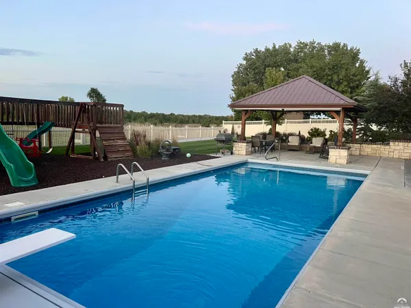 $469,900 | 216 Kisiwa Village Road, Hutchinson, KS 67502