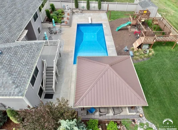 $469,900 | 216 Kisiwa Village Road, Hutchinson, KS 67502