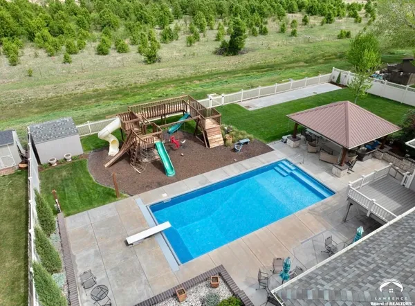 $469,900 | 216 Kisiwa Village Road, Hutchinson, KS 67502