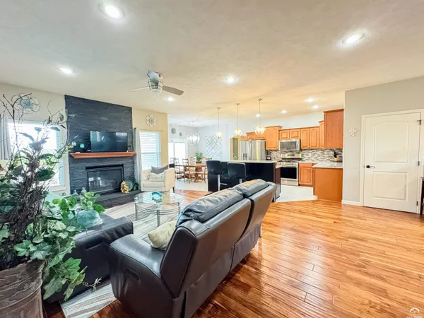 $469,900 | 216 Kisiwa Village Road, Hutchinson, KS 67502