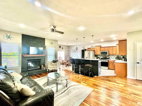 $469,900 | 216 Kisiwa Village Road, Hutchinson, KS 67502