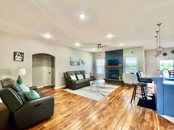 $469,900 | 216 Kisiwa Village Road, Hutchinson, KS 67502