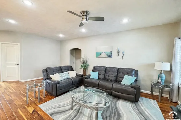 $469,900 | 216 Kisiwa Village Road, Hutchinson, KS 67502