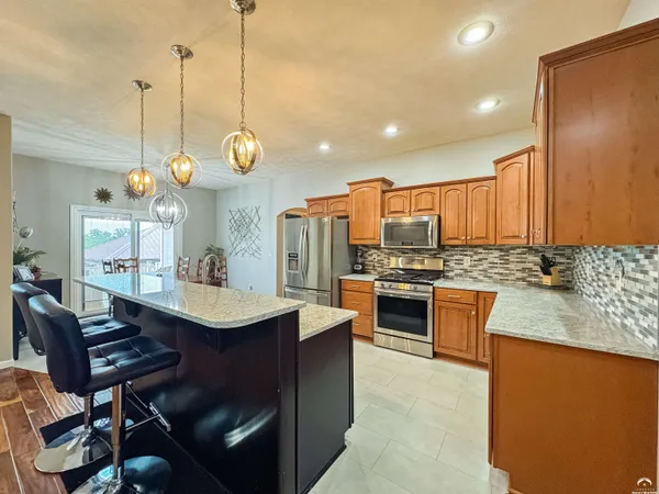 $469,900 | 216 Kisiwa Village Road, Hutchinson, KS 67502