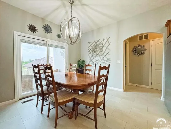 $469,900 | 216 Kisiwa Village Road, Hutchinson, KS 67502