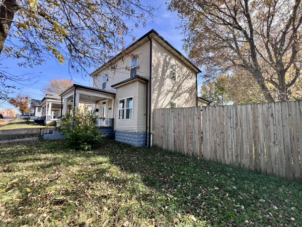 a view of a house with backyard and garden