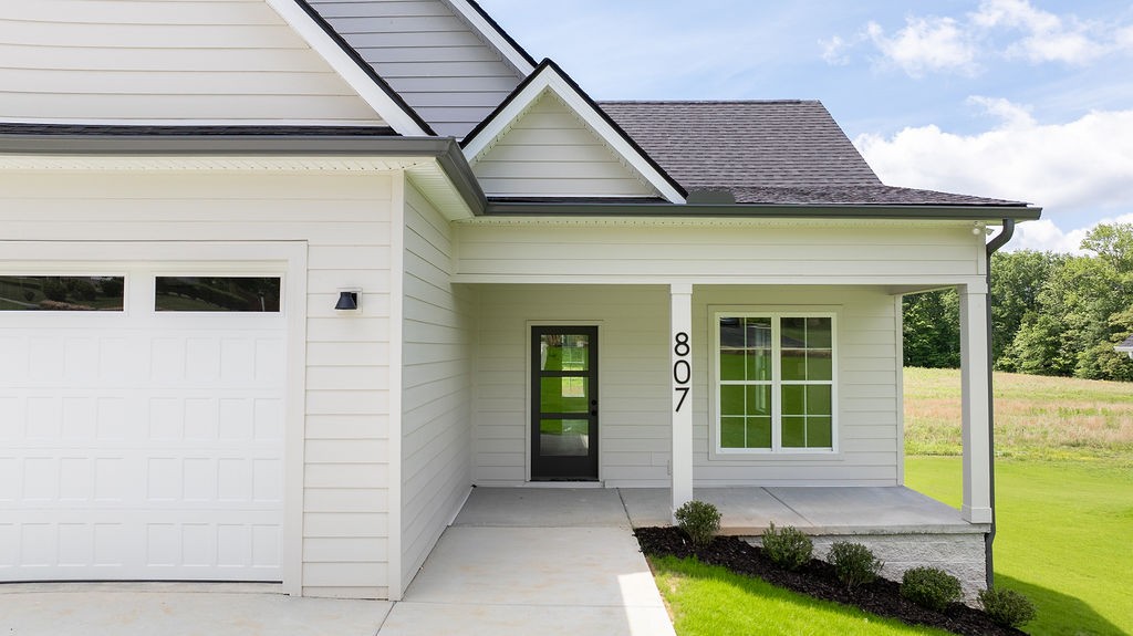 807 Oconner Smithville, TN 37166 - Photo 2 of 33 a front view of a house with a yard