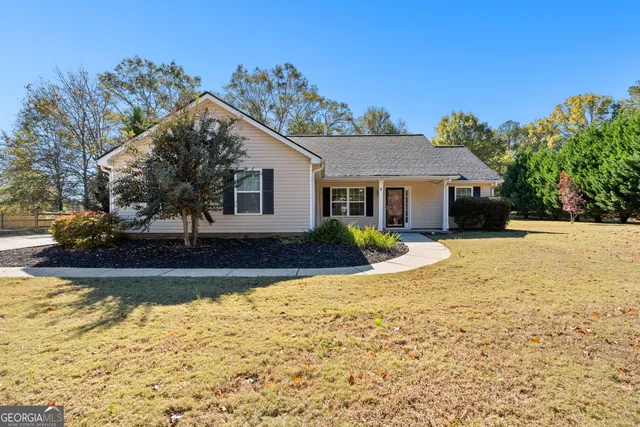 a view of a house with a yard