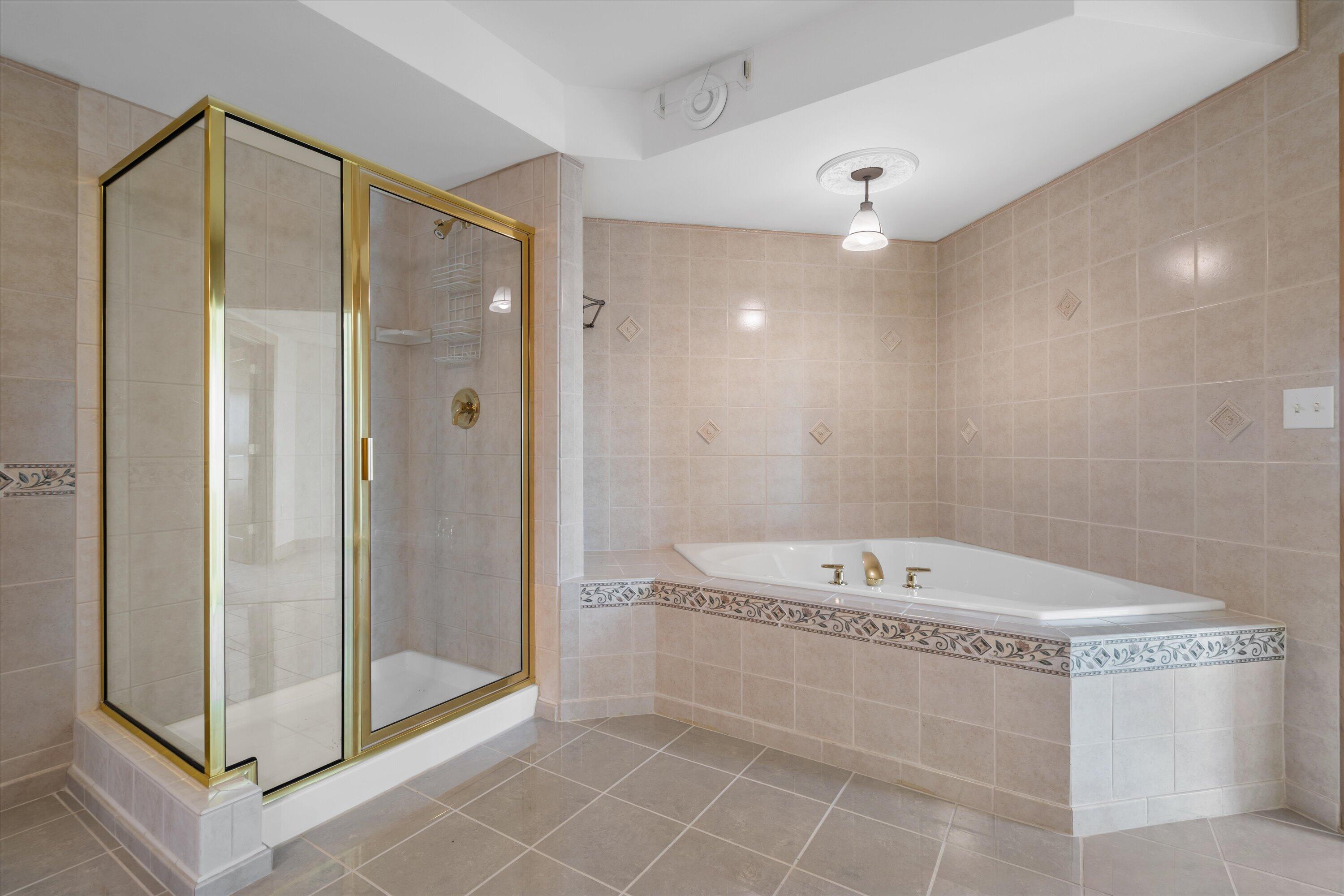 415 Lake Street, Unit 701 Port Washington, WI 53074 - Photo 14 of 28 Primary Bath