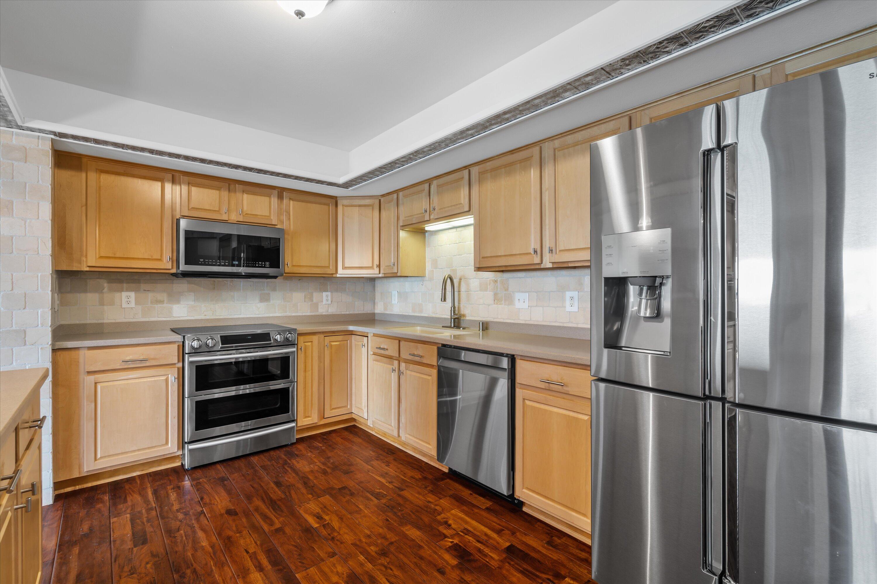415 Lake Street, Unit 701 Port Washington, WI 53074 - Photo 4 of 28 Kitchen