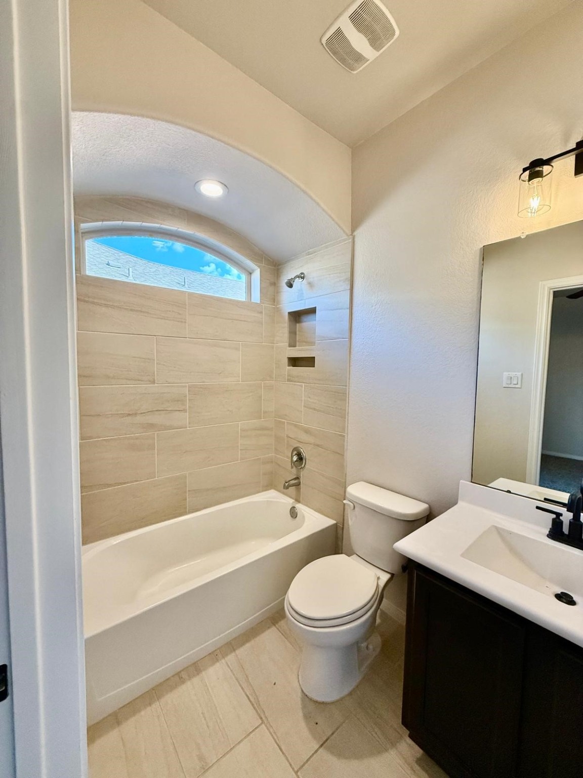 14208 Wallowa Ridge Lane Conroe, TX 77384 - Photo 32 of 48 a bathroom with a toilet a sink and bathtub