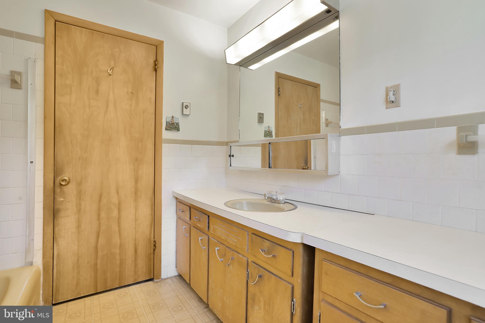 4280 Harney Road Taneytown, MD 21787 - Photo 19 of 37 Full Bathroom