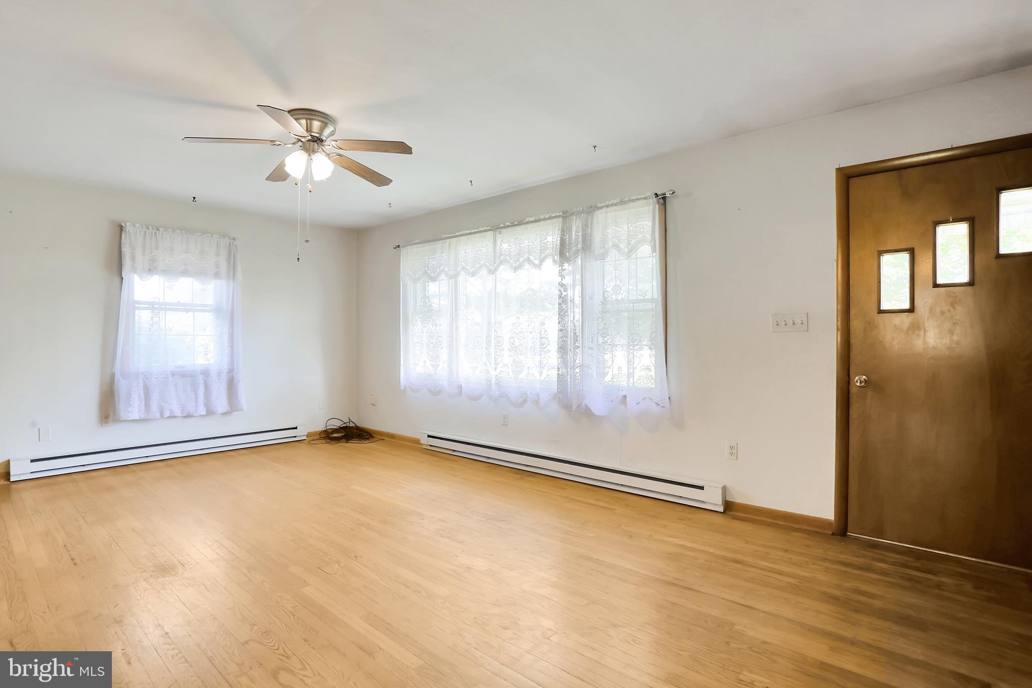 4280 Harney Road Taneytown, MD 21787 - Photo 4 of 37 Living Room