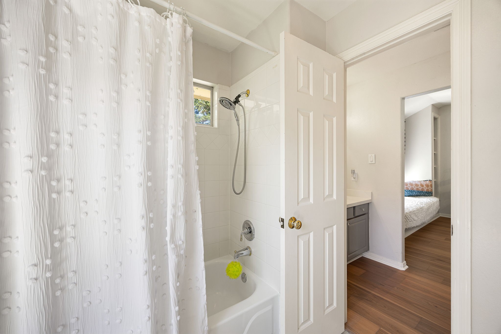14419 Timbergreen Drive Magnolia, TX 77355 - Photo 26 of 43 Secondary bathroom with tub and shower combination, offering comfort and functionality for family or guests.