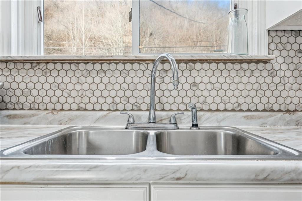 1266 Jefferson Street Vandergrift, PA 15690 - Photo 13 of 28