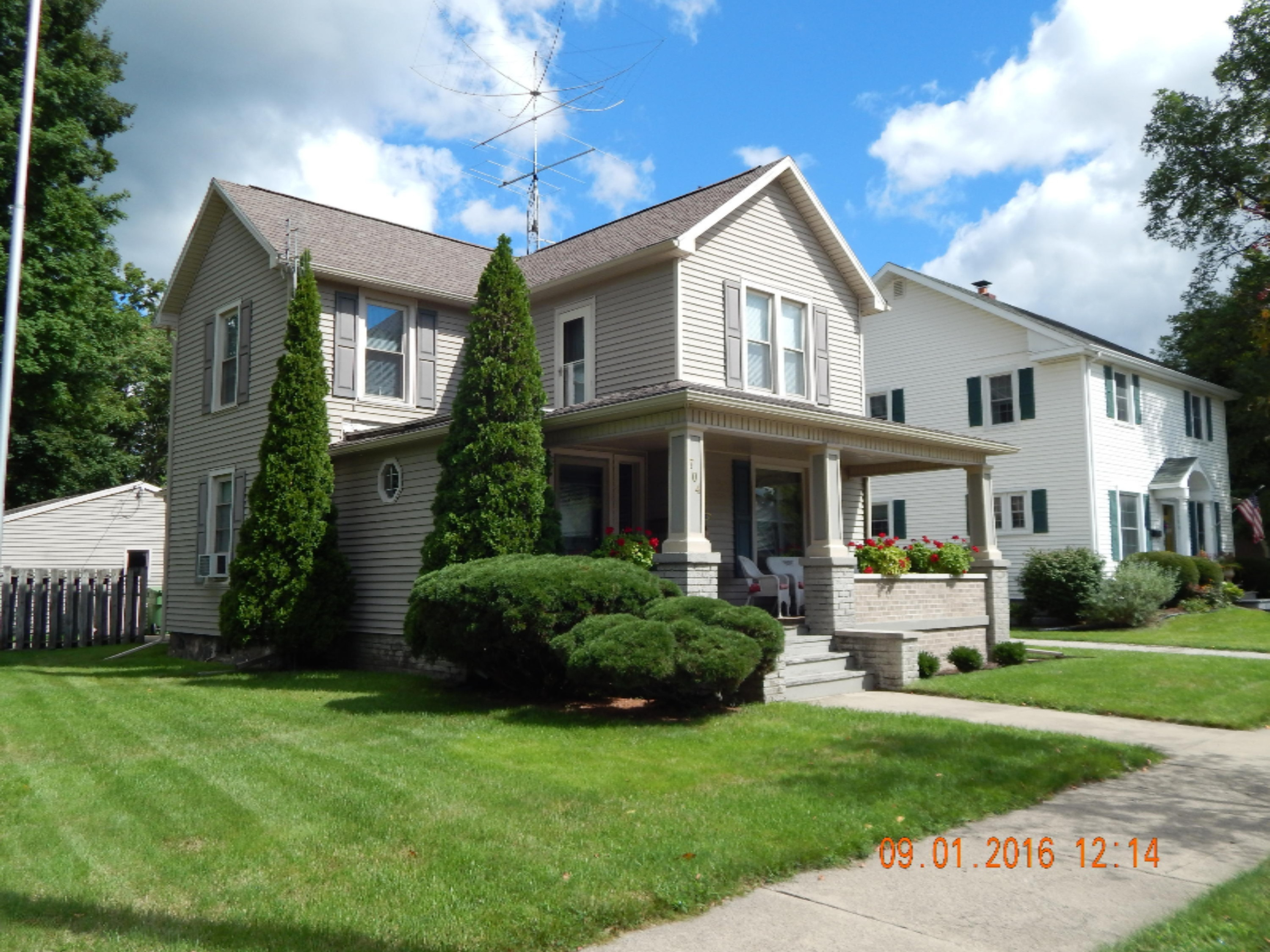 704 East Chicago Road Sturgis, MI 49091 - Photo 1 of 37 008