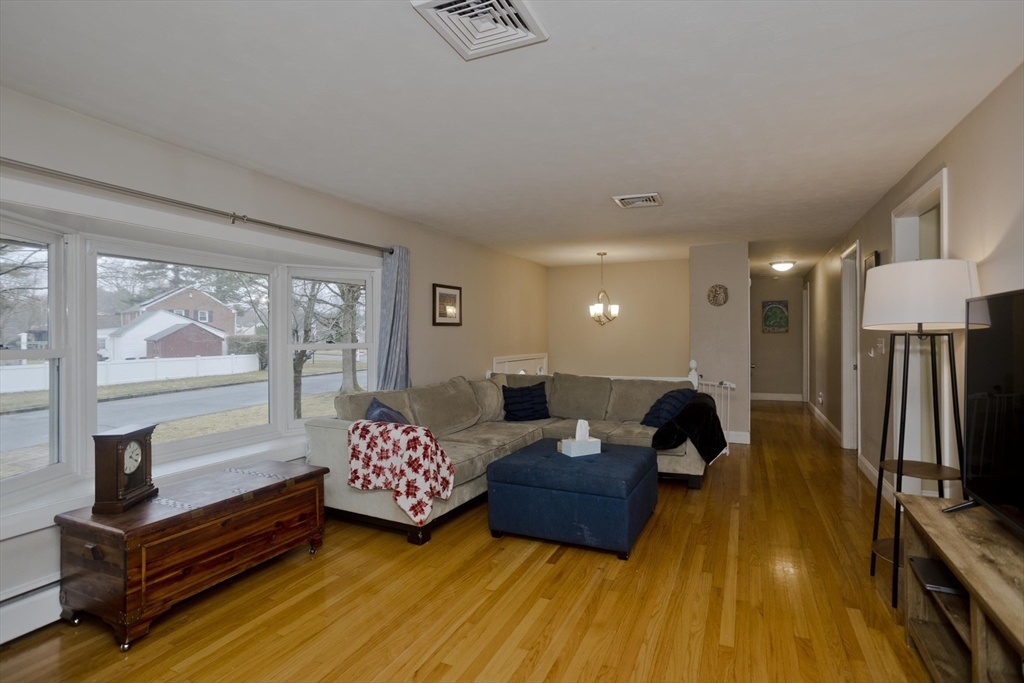 312 Dutchess Street Springfield, MA 01129 - Photo 6 of 42
