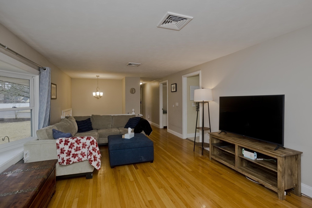 312 Dutchess Street Springfield, MA 01129 - Photo 7 of 42
