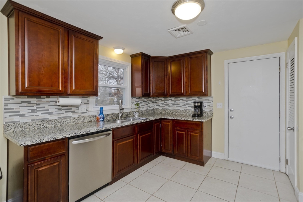 312 Dutchess Street Springfield, MA 01129 - Photo 9 of 42