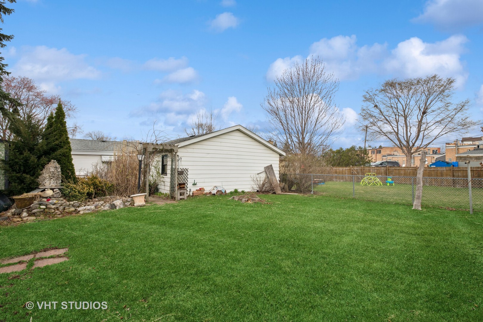 119 South Pine Street Mount Prospect, IL 60056 - Photo 14 of 18 a backyard of a house with lots of green space