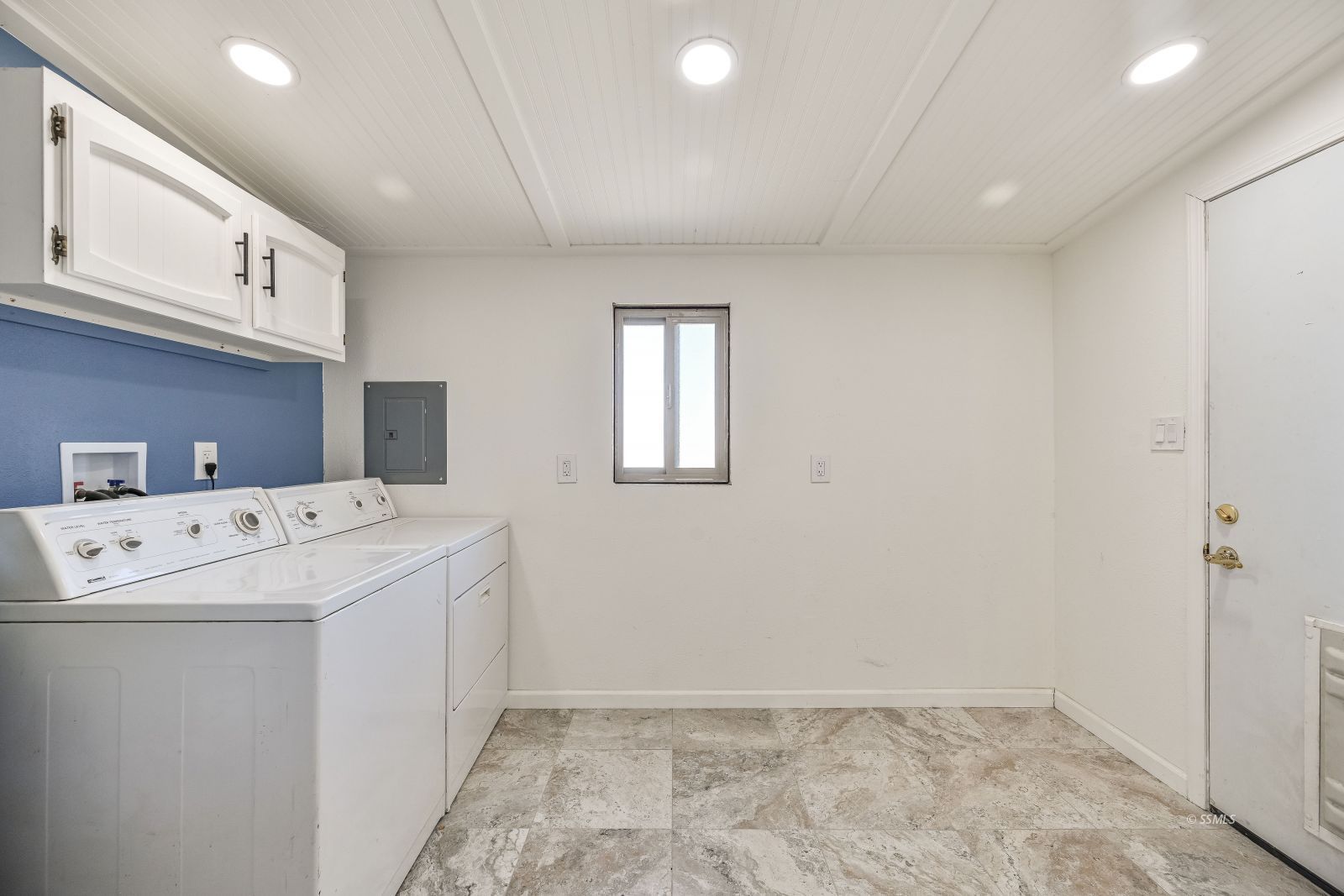 1572 North Calvert Boulevard Ridgecrest, CA 93555 - Photo 19 of 27 a utility room with dryer and washer