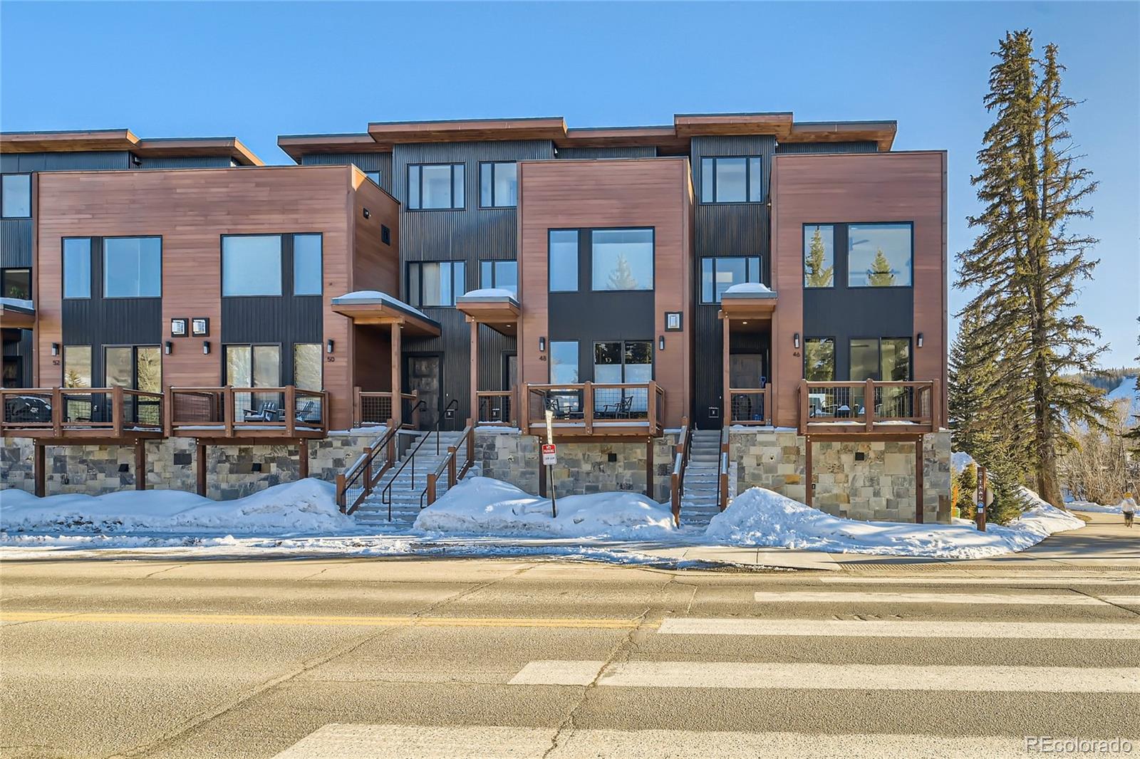 a building that has a lots of windows on it