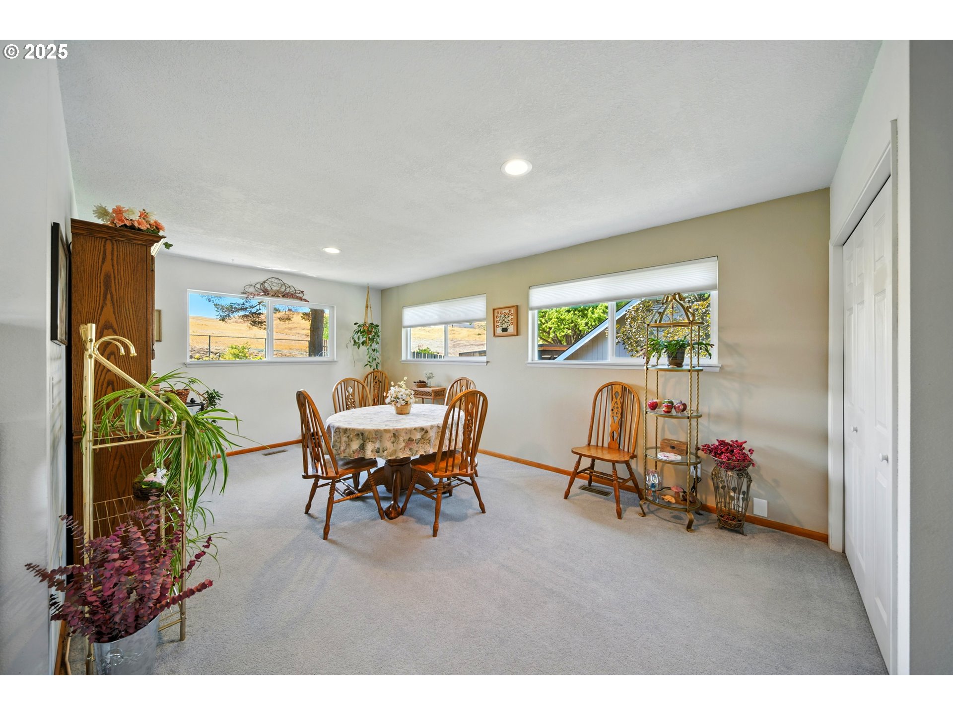826 Southwest Jacquelyn Street Milton Freewater, OR 97862 - Photo 11 of 40 a living room with furniture a window and a flat screen tv