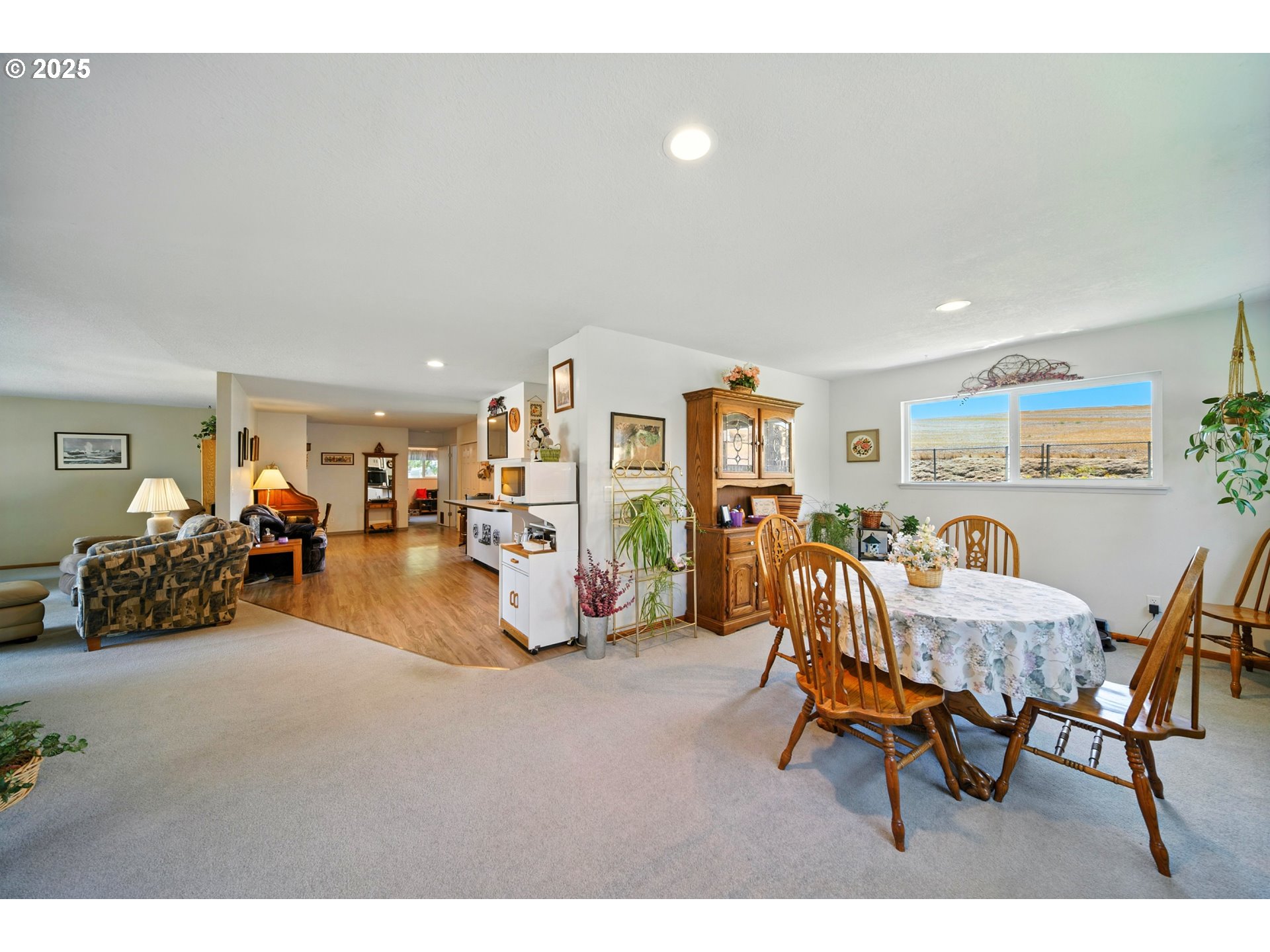 826 Southwest Jacquelyn Street Milton Freewater, OR 97862 - Photo 13 of 40 a view of a livingroom with furniture and a livingroom