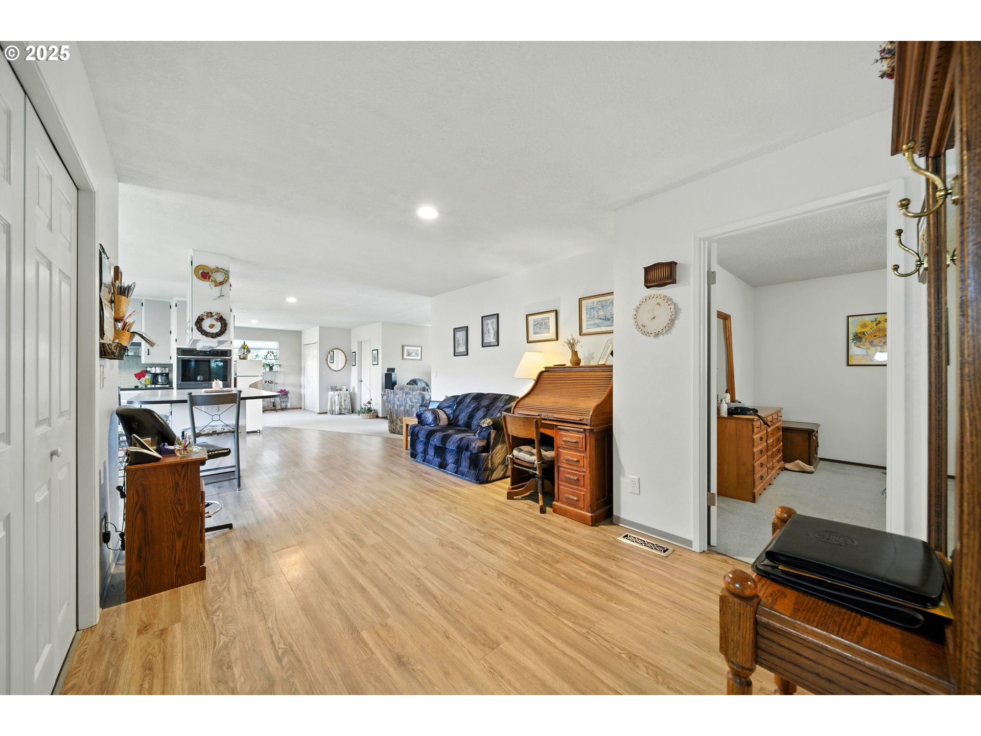 826 Southwest Jacquelyn Street Milton Freewater, OR 97862 - Photo 14 of 40 a living room with furniture and a flat screen tv