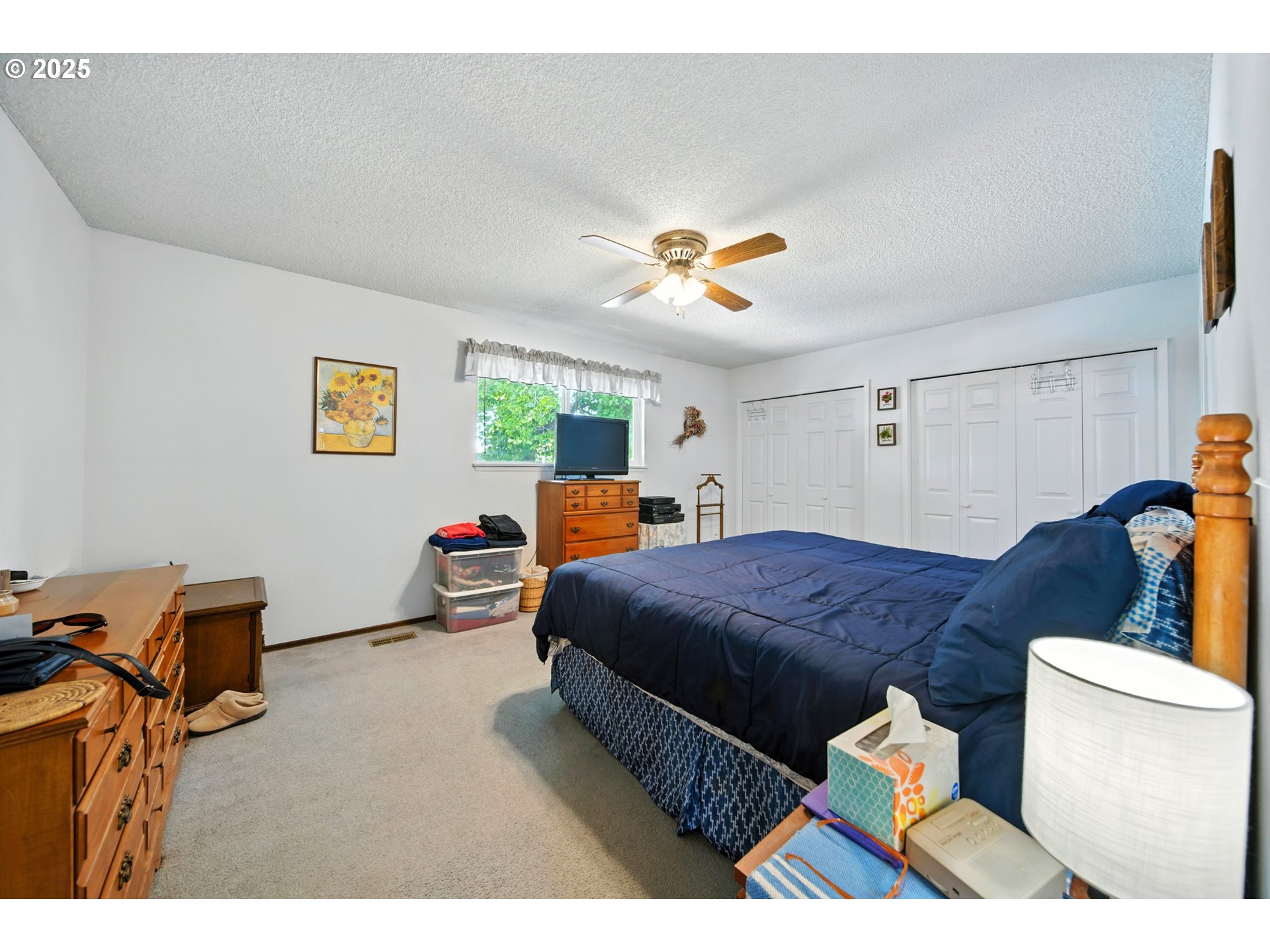 826 Southwest Jacquelyn Street Milton Freewater, OR 97862 - Photo 15 of 40 a bedroom with furniture and a window